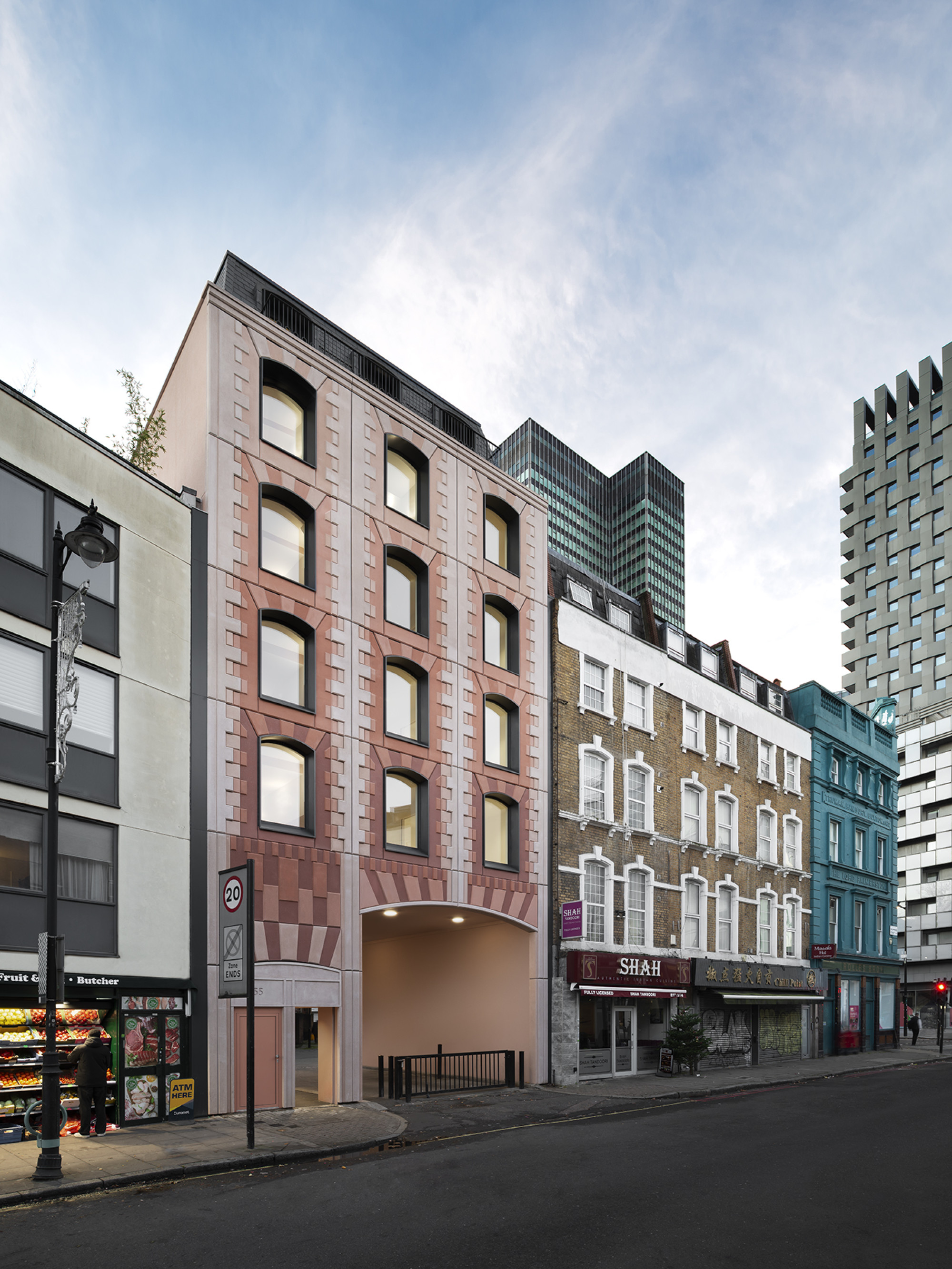 2512 Drummond St Gilbert McCarragher 002 V2 1800