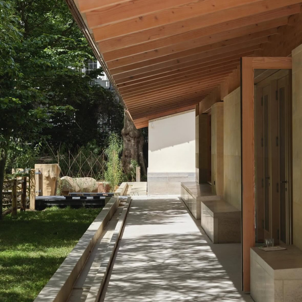 Very proud that our Urban Nature Project at the Natural History Museum, led by @feildenfowles, received the Gold Award at the 2025 Wood Awards earlier this week, and was named “the UK’s best new timber project”.

The project has transformed the Natural History Museums five-acre gardens and includes two new buildings constructed in timber and stone:  The Nature Activity Centre and the Garden Kitchen Cafe.

The Nature Activity Centre has been designed using solid Douglas Fir, to form an asymmetrical roof profile with large overhangs at the eaves, designed to offer outdoor learning space as well as forming part of the system to reuse rainwater.

Glulam Douglas Fir elements were adopted  in the Garden Kitchen Cafe, to achieve larger and taller spaces, whilst maintaining an elegant and efficient grid.

Congratulations to everyone involved!
@feildenfowles 
@xylotekltd 
@jlg_london 
@gittagschwendtner_studio 
@maxfordhamllp 
@walterlilly1924 
@woodawards 

📸 @kendalnoctor 
Awards pic ©️Denise Senneca 

#woodawards #timberbuildings #timberstructure